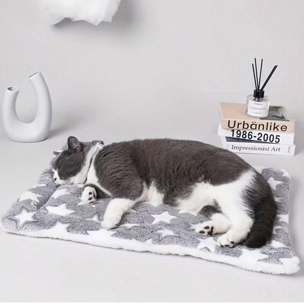 Pet Warm Thickened Mats, Premium Plush Flannel Cushion Indoor Plush Cat Blankets